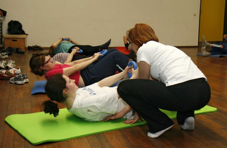 Hilfeleistung und Anweisung durch Übungsleiterin Hilfeleistung und Anweisung durch Übungsleiterin