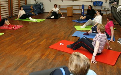 Rehasportler in der Turnhalle Rehasportler in der Turnhalle