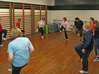 Rehasport, dynamische Übung Rehasport in der Halle